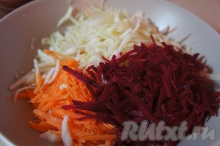 Капусту, свеклу и морковь перекладываем в глубокую тарелку.
