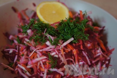 К свекле, капусте и моркови добавляем нарезанный укроп, соль, чёрный молотый перец, воду (для сочности), выдавливаем 1 столовую ложку лимонного сока и перемешиваем. Ставим салат "Щётка" на 20-30 минут в холодильник, чтобы он пропитался и стал более сочным.