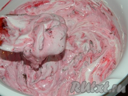 Немного перемешать. Так чтобы остались вот такие разводы и кусочки.
