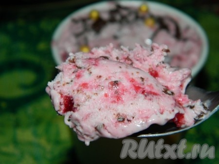 Пробуя мороженое, понимаешь, что оно ягодное, чувствуется кислинка, но сразу не понятно, что это именно вишня. А для тех, кто все же не рискнет... можно сделать тоже самое, но без соевого соуса. 
