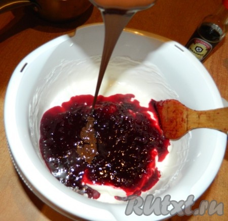 Шоколад растопить. Остудить. Соединить вишнёвый соус, творожно-сливочную массу и шоколад.
