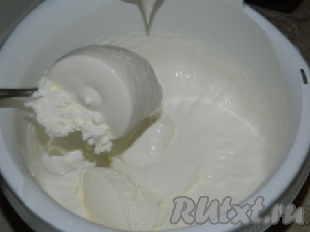 	Взбить сливки с сахарной пудрой. Добавить творожный сыр. Перемешать до однородного состояния. Поставить в холод на час.