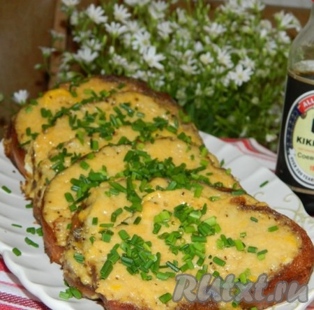 При подаче на стол сырные гренки посыпаем зеленью. 
