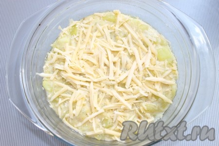 Затем "жульен" из кабачков достать, посыпать оставшимся тертым сыром, запечь под грилем в течение 3 минут или до румяного цвета (таким способом сырная корочка получается румяной и не сухой). Если же нет гриля, то перед тем как жульен поставить в духовку, сразу посыпать тертым сыром.
