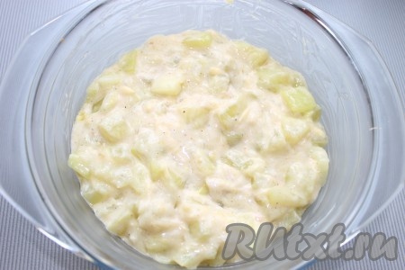 Массу выложить в форму для запекания (у меня круглая диаметром 16 см). Запекать в заранее разогретой до 180 градусов духовке 30 минут.
