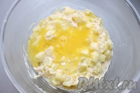 Добавить слегка взбитое яйцо, перемешать.
