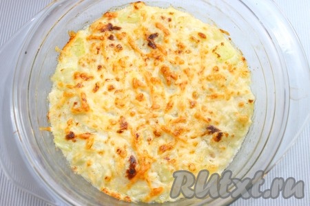 Затем "жульен" из кабачков достать, посыпать оставшимся тертым сыром, запечь под грилем в течение 3 минут или до румяного цвета (таким способом сырная корочка получается румяной и не сухой). Если же нет гриля, то перед тем как жульен поставить в духовку, сразу посыпать тертым сыром.