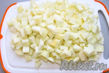 Кабачки очистить от кожуры и семечек, нарезать небольшими кубиками, чеснок мелко порезать. Кабачки обжарить на сухой разогретой сковороде в течение 5-7 минут, добавить чеснок, обжаривать до появления чесночного аромата.
