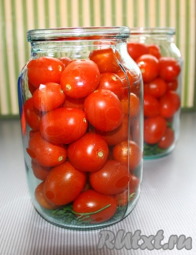 В банки&nbsp; положить помидоры "Черри" и сверху веточку укропа.