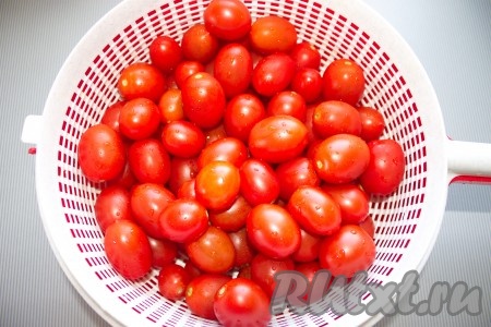 Помидоры хорошо вымыть.