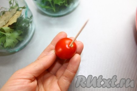 Помидоры наколоть зубочисткой у плодоножки.