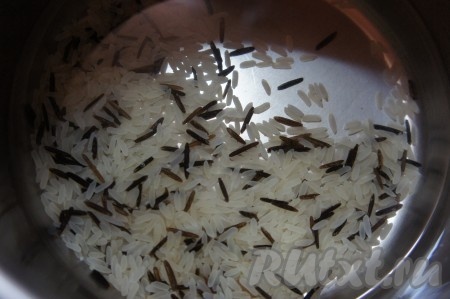 Рис (у меня смесь пропаренного длиннозерного и дикого риса) тщательно промываем, затем перекладываем в кастрюлю, в которой будет вариться суп, заливаем 1 литром воды, ставим на огонь.