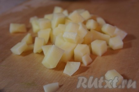 Сразу же в кастрюлю добавляем очищенный картофель, нарезанный на средние кубики.