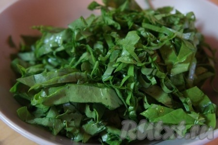 Щавель моем, удаляем стебли (без них суп будет более нежным). Листья щавеля нарезаем на полоски. После того как суп с яйцом проварится 5 минут, добавляем в кастрюлю щавель и укроп.