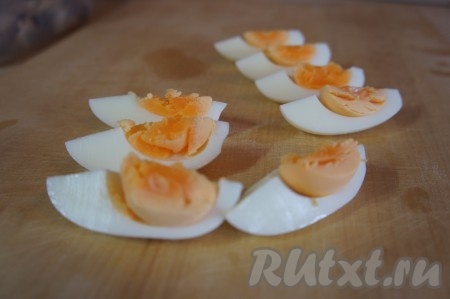 Пока щавелевый суп настаивается, в небольшой кастрюльке отвариваем до готовности 2 яйца (варим с момента закипания 10 минут), затем даём им остыть, очищаем и нарезаем на дольки.