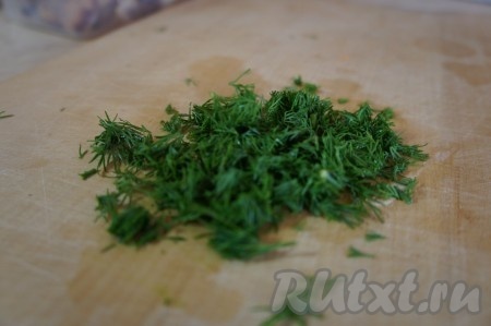 По прошествии 15 минут в отдельной миске взбиваем вилкой до однородности 1 сырое яйцо, а затем, непрерывно перемешивая, яичную смесь тонкой струйкой вливаем в суп, даём закипеть, солим и варим на небольшом огне 5 минут. Яйцо придаст супу нежность и интересную консистенцию.&nbsp; В это время моем укроп, нарезаем мелко.