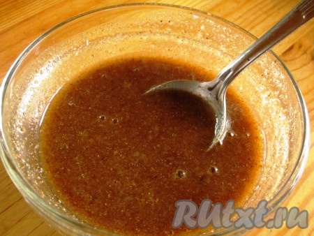 В отдельной ёмкости смешайте мёд, повидло, соль и специи.