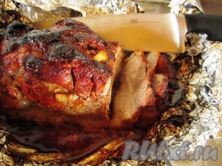 Запечённый окорок с медово-сливовой корочкой