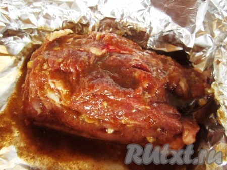 Смажьте этой смесью мясо со всех сторон.