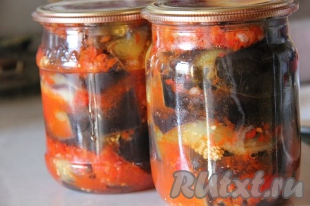 В банки выложить баклажаны и прослоить их нашей острой заливкой. Банки предварительно можно не стерилизовать.