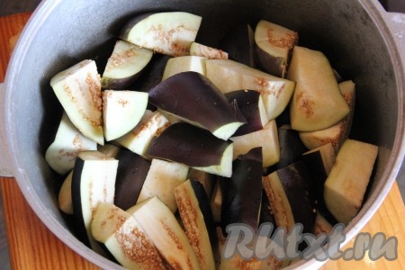 Баклажаны помыть и нарезать на 4 части, как на фото.
