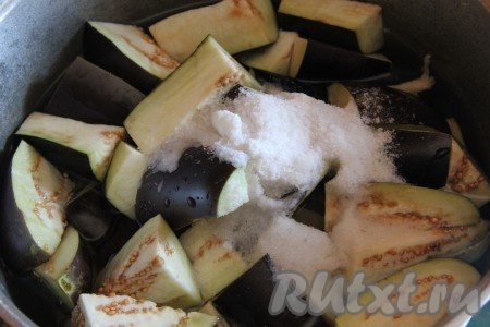 К баклажанам добавить ингредиенты для рассола: воду, уксус и соль. 