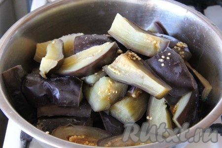 Отправить на огонь и отварить до мягкости баклажанов, примерно 3-5 минут после закипания. С готовых баклажанов слить воду.
