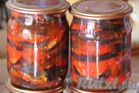 В стерилизованные банки выложить слой баклажанов, добавить нашу медовую заливку, затем опять выложить слой баклажанов, полить заливкой и, продолжая чередовать слои, наполнить банки до верху.
