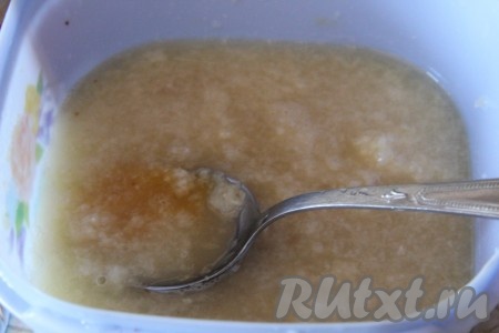 В отдельной посуде смешать мёд, выдавленный чеснок, уксус, перемолотый сладкий и острый перец.