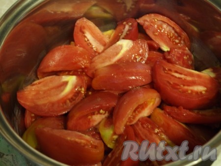 Банки следует хорошо простерилизовать, крышки прокипятить. Кастрюлю с помидорами поставить на медленный огонь, накрыть крышкой и дождаться пока появится первый бульк. Помидоры не варить, а просто хорошо прогреть. Можно очень аккуратно перемешать ложкой. 