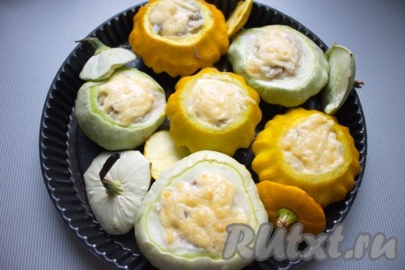 И снова поставить фаршированные патиссоны в духовку, запекать до чуть золотистого цвета или под грилем 2-3 минуты.
