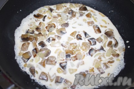 Затем влить сливки и потушить в течение 1-2 минут.
