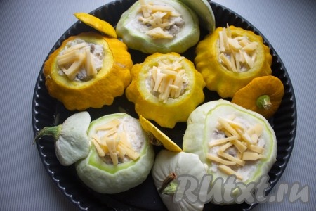 Затем форму&nbsp; с патиссонами достать, снять "крышки", на начинку выложить сыр, натертый на крупной терке или порезанный соломкой.
