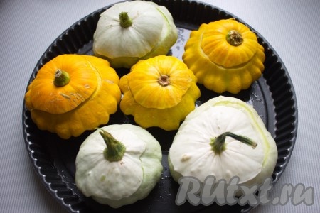 Патиссоны заполнить фаршем, закрыть "крышечками", в форму влить немного воды и поставить в заранее разогретую до 200 градусов духовку, запекать 25-30 минут.