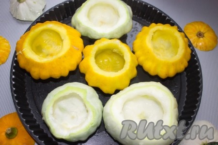 Опустить их в кипящую подсоленную воду, отваривать в течение 10 минут. Затем достать и выложить в емкость для запекания, смазанную растительным маслом.
