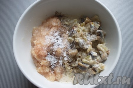 Филе курицы пропустить через мясорубку, добавить грибную массу, посолить, поперчить, перемешать.
