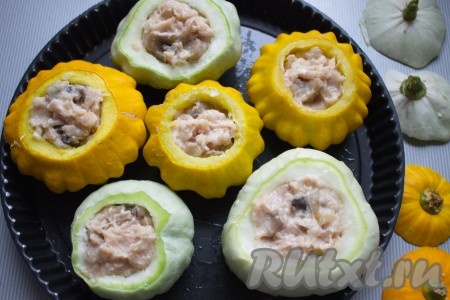 Патиссоны заполнить фаршем, закрыть "крышечками", в форму влить немного воды и поставить в заранее разогретую до 200 градусов духовку, запекать 25-30 минут.
