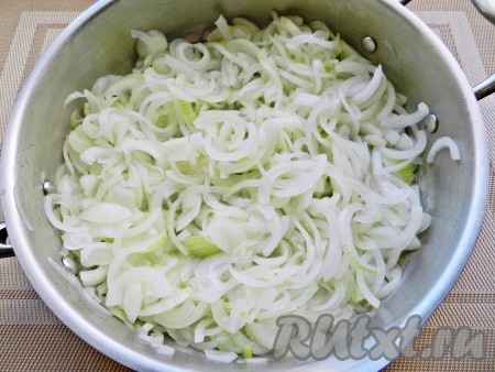 Репчатый лук очистить и нарезать полукольцами.