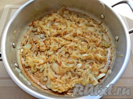 В сковороде разогреть 2 столовых ложки растительного масла и обжарить лук до золотистого цвета, периодически помешивая, на среднем огне, подсолить.