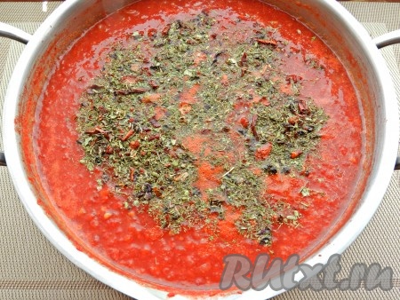 Затем добавить обжаренный лук, масло и специи. Варить соус на медленном огне при небольшом кипении в течение 1 часа, не забывая помешивать. Томатный соус должен увариться и стать густым. За 10 минут до окончания варки влить в кастрюлю уксус. Когда томатный соус&nbsp; с луком сварится, разлить его по стерилизованным банкам, закрыть прокипяченными крышками. Остудить и убрать на хранение до зимы.
