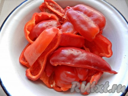 Болгарский перец вымыть, очистить от семян и перегородок, нарезать полосками. Острый перец также очистить от семян и нарезать.
