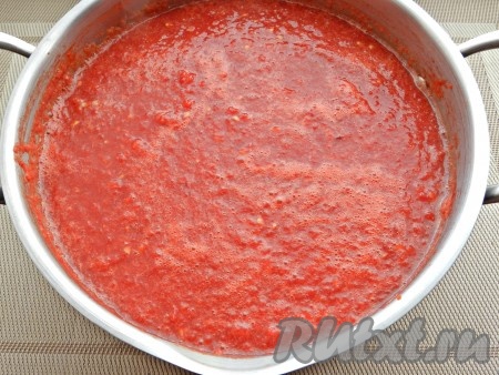 Помидоры, сладкий и острый перец пропустить через мясорубку. Поставить кастрюлю на средний огонь, добавить сахар и соль, довести до кипения, постоянно помешивая.