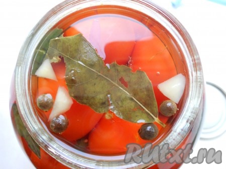 Помидоры залить кипятком и оставить на 10 минут. Воду слить. Снова залить кипятком и оставить помидоры еще на 7 минут и слить воду. В кипящий рассол влить уксус и залить им помидоры.
