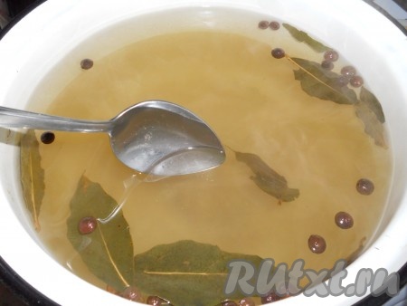 Приготовить рассол: воду довести до кипения, всыпать соль и сахар, добавить лавровый лист и душистый перец горошком. Кипятить на небольшом огне 15 минут.