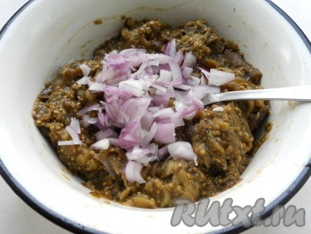 Лук порезать меленькими кусочками, добавить к баклажанам.