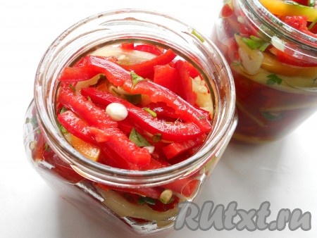 Тщательно перемешать и оставить на 30 минут. Разложить перец по простерилизованным сухим баночкам вместе с образовавшейся жидкостью. Утрамбовать поплотнее.

