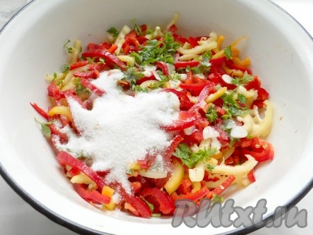 Влить яблочный уксус и растительное масло, добавить соль и сахар.