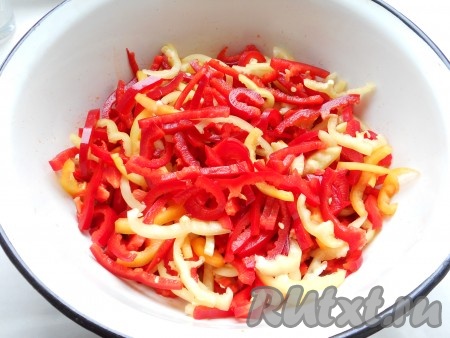 Перец очистить от семян и плодоножек, затем нарезать тонкой, длинной соломкой.
