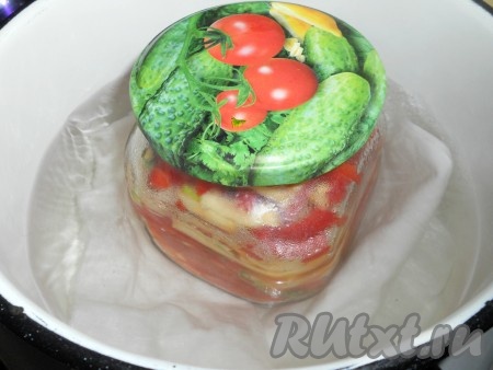 Накрыть банки заранее прокипячёнными крышками, поставить в кастрюлю, дно которой застелено тряпочкой, сложенной в несколько раз. Влить в кастрюлю достаточно горячую воду, чтобы она доходила до плечиков банок с перцем, поставить на средний огонь и стерилизовать 15-20 минут после закипания воды в кастрюле.
