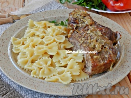 Вкусные и сочные антрекоты в фольге готовы.